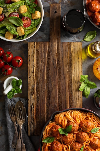 Zestaw potraw na drewnianym tle